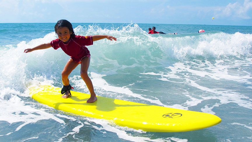 Los beneficios del surf en niños y niñas