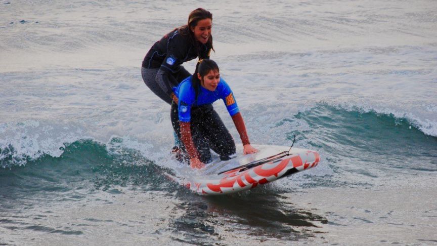 Surf com a terapia de superació per a discapacitats